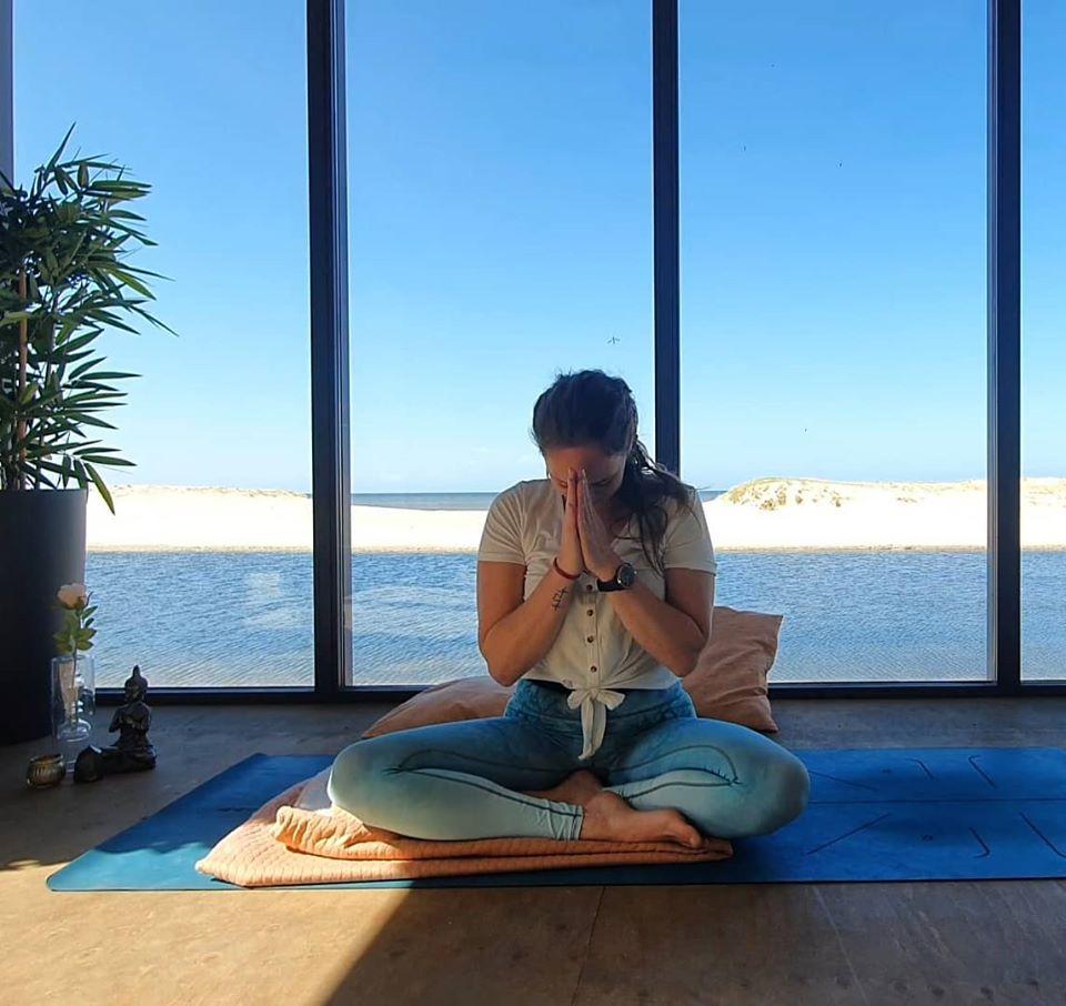 Yoga with a view over het water en zand